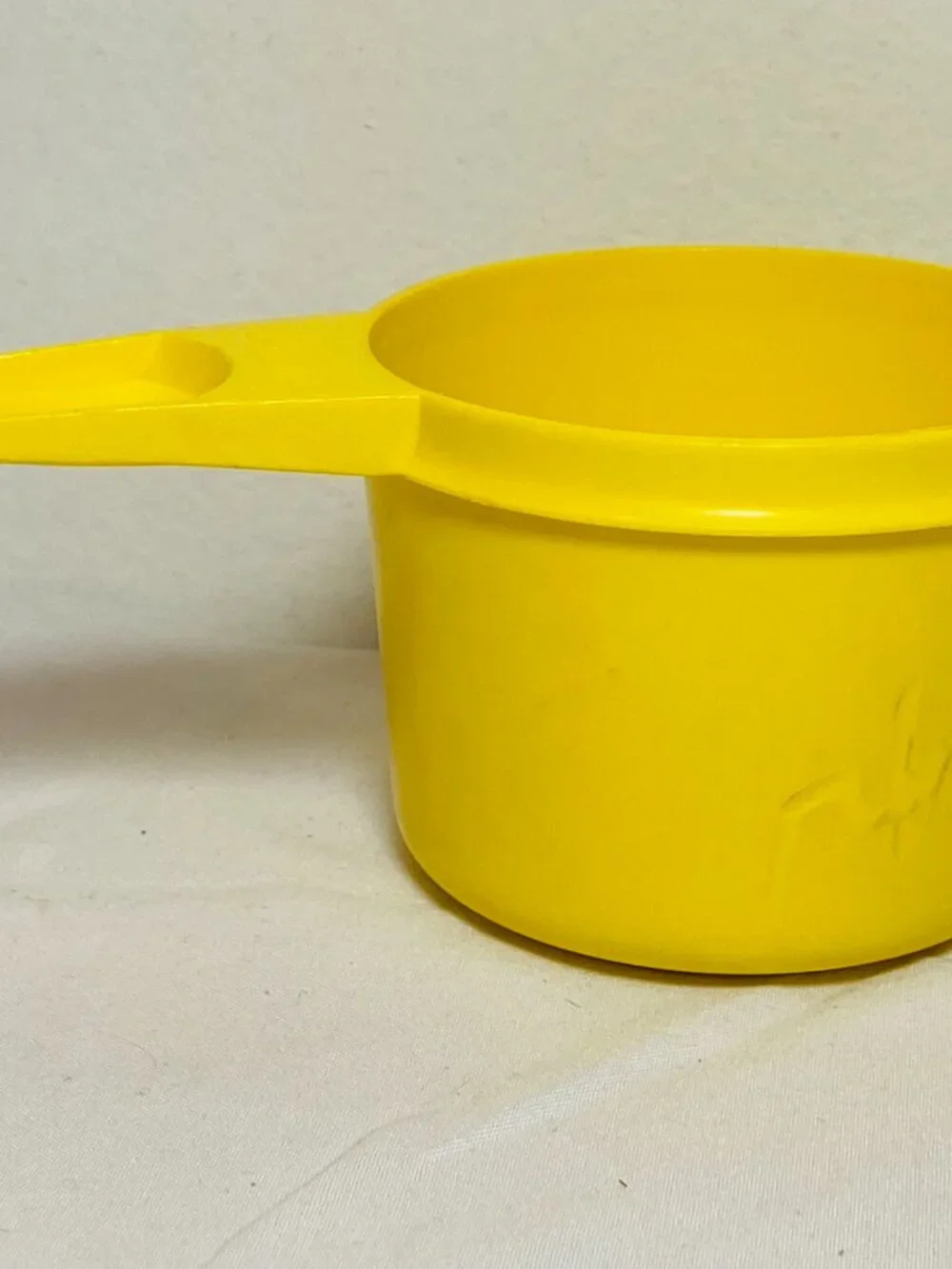 VNTG Tupperware Canary/Sunshine Yellow 3/4 Cup Measure, VGUC